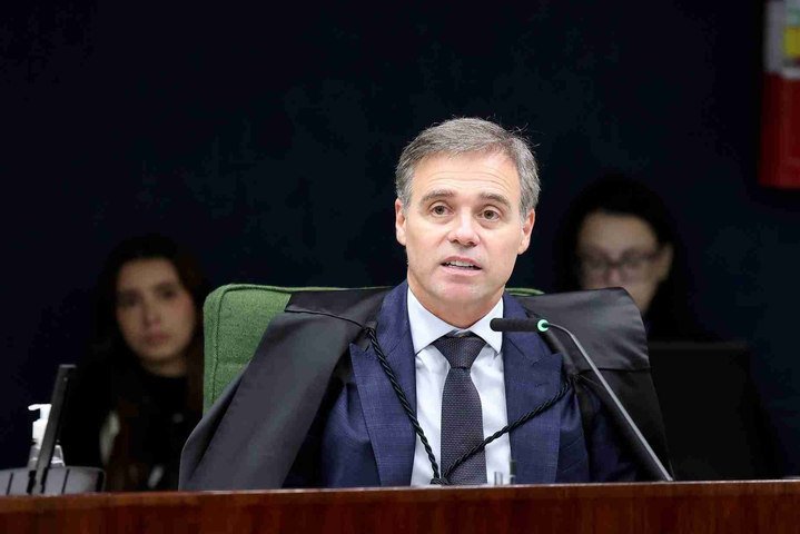 Fachin decide que Mendonça vai ser o relator de pedido de investigação de Flávio Bolsonaro no STF em caso 'Dark Horse'