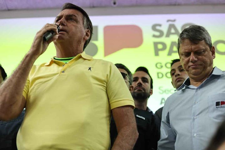 Tarcísio visita Bolsonaro na Papudinha após episódio de tensão com entorno de Flávio