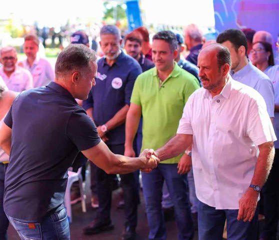 Renan Filho cumprimenta Antônio Albuquerque, que está ao lado do governador Paulo Dantas; Arthur Lira aparece ao fundo — Foto: Divulgação