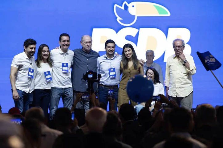 Ciro Gomes e correligionários do PSDB em evento de pré-campanha` — Foto: Maria Isabel/O Globo