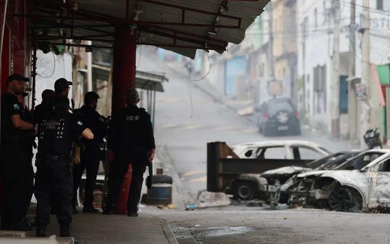Megaoperação policial nos complexos do Alemão e da Penha teve retaliação, com ruas fechadas. Instituições suspendem atividades — Foto: Fabiano Rocha