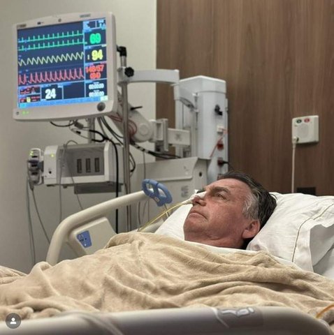 Carlos Bolsonaro posta foto antiga do pai internado e diz que médicos avaliam necessidade de novos procedimentos