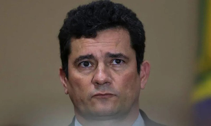 O Ministro Sergio Moro declarou que mensagens trocadas com procurador Deltan Dallagnol não são orientações sobre ações da Operação Lava-Jato. Site de notícias divulgou conversas trocadas entre o ministro e o procurador através de aplicativo de mensagens. AFP