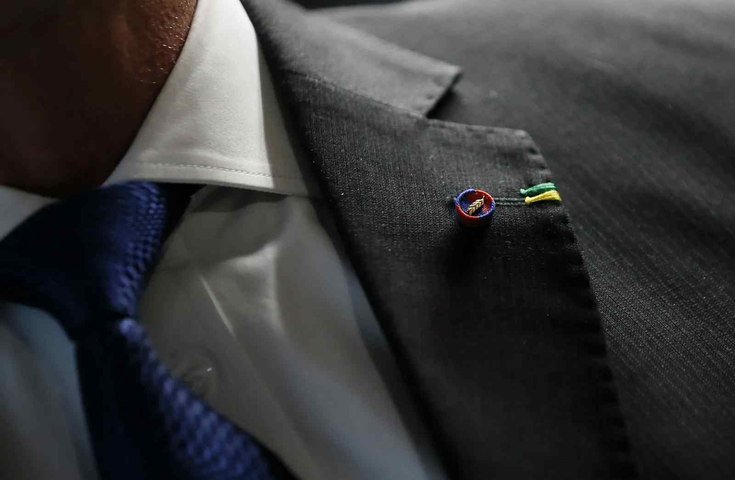 Jair Bolsonaro exibe medalha do Pacificador à imprensa durante intervalo de seu depoimento no STF sobre a tentativa de golpe de Estado; Mauro Cid também presta depoimento ao ministro Alexandre de Moraes e ao PGR Paulo Gonet — Foto: Cristiano Mariz/Agência O Globo