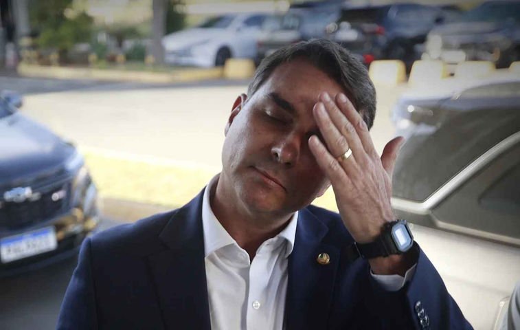 Senador Flávio Bolsonaro embarca para o Rio em meio a crise de denúncias envolvendo Daniel Vorcaro, dono do banco Master — Foto: Cristiano Mariz/Agência O Globo