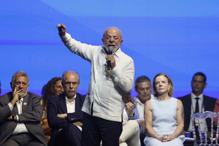 Lula rebate fala de Flavio Bolsonaro sobre Opala: 'Pai dele que está em desmanche'