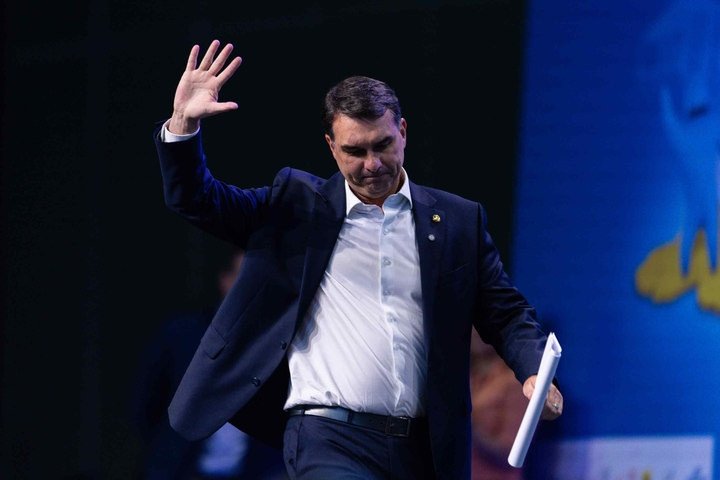 Flávio chega em Brasília após encontro com Trump nos EUA