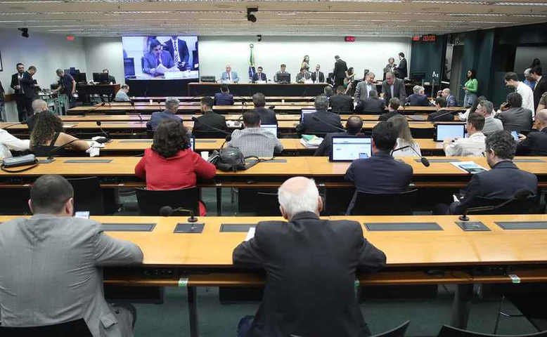 Governo tenta barrar calendário de emendas, mas Centrão pressiona pela antecipação dos repasses