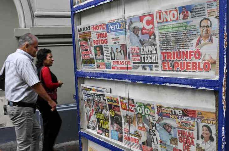 As primeiras páginas de jornais expostas em uma banca de jornal em Lima nesta segunda-feira (8) — Foto: MARTIN BERNETTI / AFP