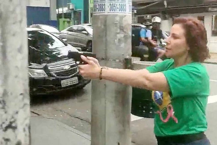 Carla Zambelli aponta arma para manifestante — Foto: reprodução