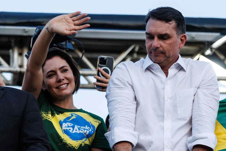 Silêncio de Michelle sobre Flávio é interpretado como tentativa de se manter no páreo e irrita filhos de Bolsonaro