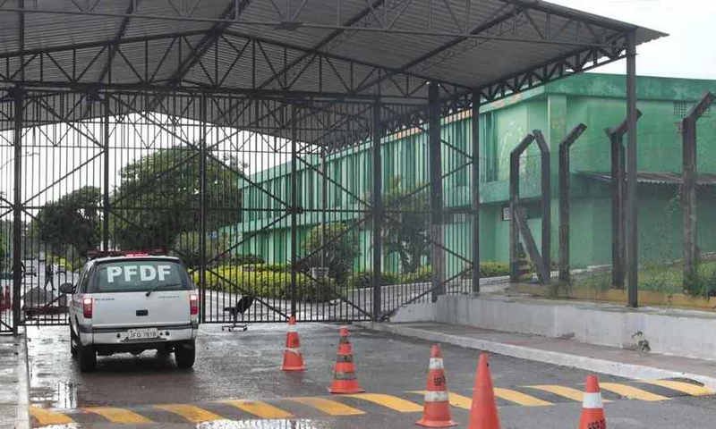 Entrada da Penitenciária Feminina do Distrito Federal, em 02/12/2013 — Foto: Givaldo Barbosa / Agência O Globo