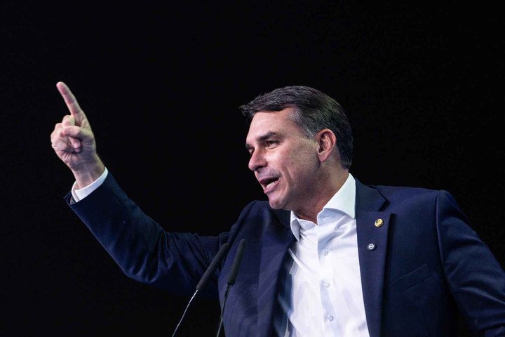 Com foco em segurança na campanha, Flávio Bolsonaro se distancia do tema no mandato e vai a uma reunião da comissão em 2026