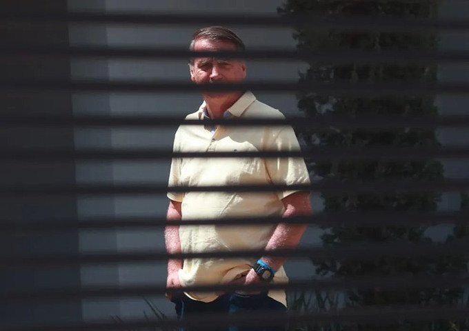 O ex-presidente Jair Bolsonaro em sua casa, onde está em prisão domiciliar — Foto: Cristiano Mariz/Agência O Globo/03-09-2025
