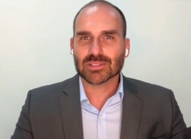 Eduardo Bolsonaro defende fuga de condenados e diz que 'vale a pena lutar pela liberdade'