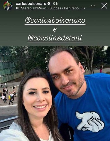 Carlos Bolsonaro posa com deputada aliada de Michelle em meio a impasse no PL por vaga ao Senado em Santa Catarina