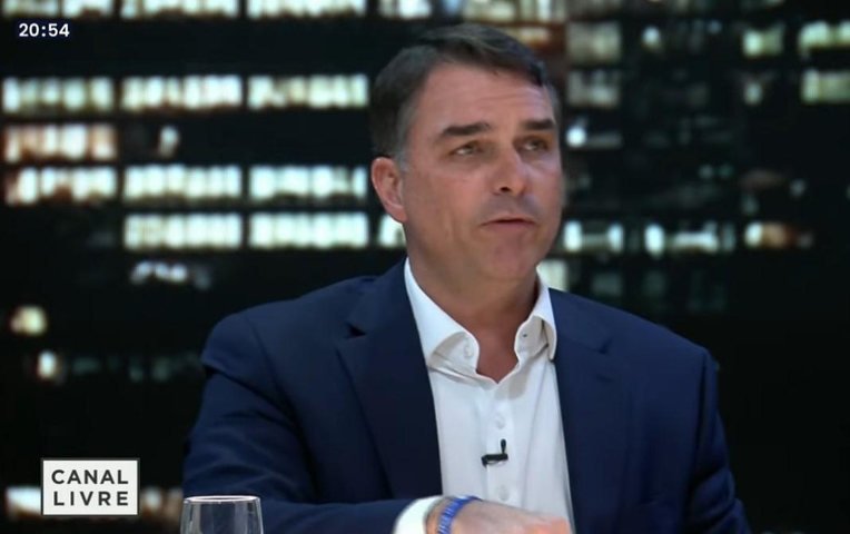 Flávio Bolsonaro afirma que vai aceitar resultado de eleição, mas pede mais 'transparência' em urna eletrônica
