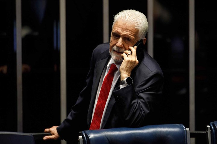 Jaques Wagner diz que falou com Lula e segue na liderança do governo no Senado: ‘Acho que não vai me tirar’