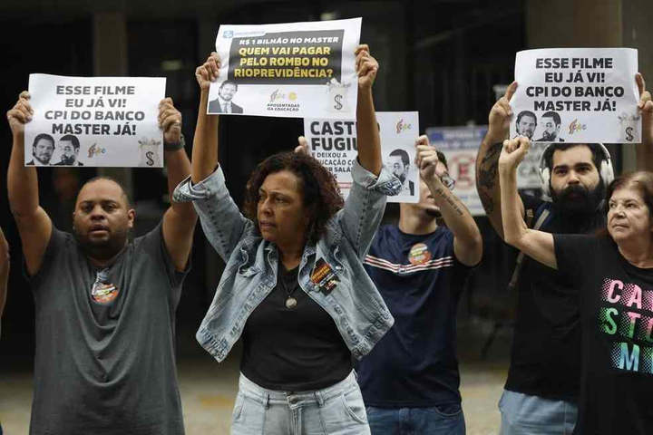 Manifestantes protestam contra Cláudio Castro em frente ao Quartel-general da Polícia Militar do Rio de Janeiro — Foto: Gabriel de Paiva