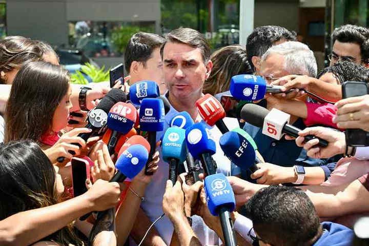 Senador Flávio Bolsonaro Evaristo (PL-RJ) fala com a imprensa após visitar o pai no DF Star — Foto: Evaristo Sa / AFP
