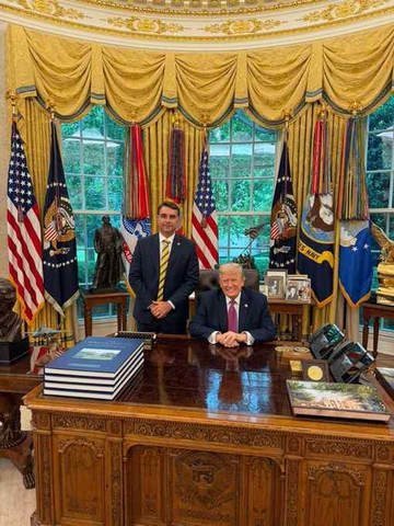 Flávio tenta 'virar a página' com Trump, mas campanha enfrenta disputa interna, baixas e impasses nos estados