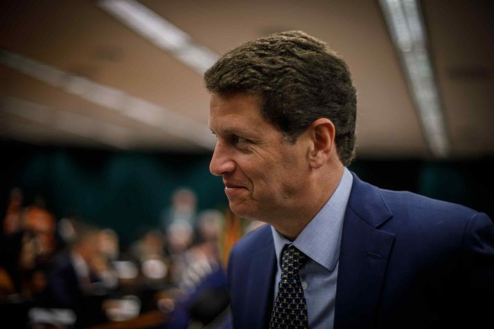 'Flávio é do game': Salles critica senador por dialogar com o Centrão e diz que Eduardo e Michelle seriam candidatos melhores