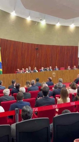 Ao lado de Lula e autoridades no TSE, Alcolumbre decide não aplaudir Messias; VEJA VÍDEO