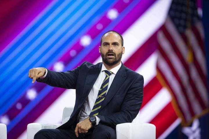 Eduardo Bolsonaro atribui retirada de sanções a Moraes à falta de unidade política e diz: 'Deus abençoe a América'