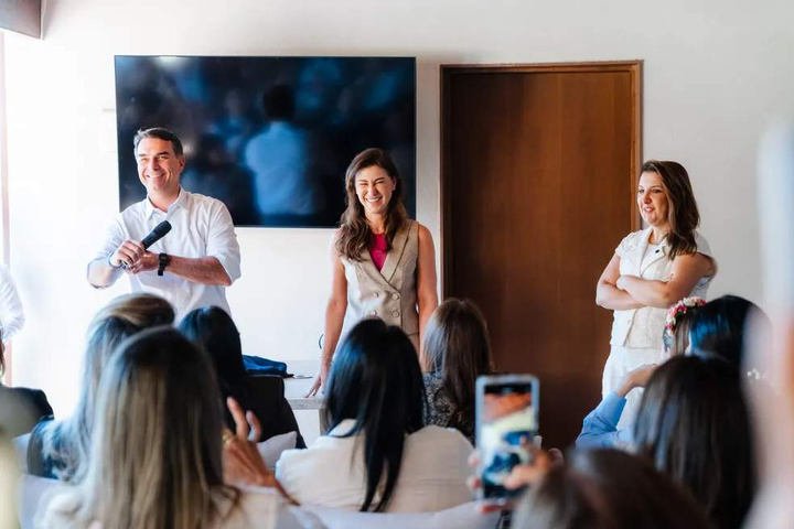 Flávio Bolsonaro em reunião de sua pré-campanha dedicada exclusivamente ao eleitorado feminino — Foto: Campanha do Flávio Bolsonaro