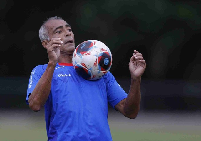 Romário diz à Justiça que penhora de salário no Senado compromete sua sobrevivência
