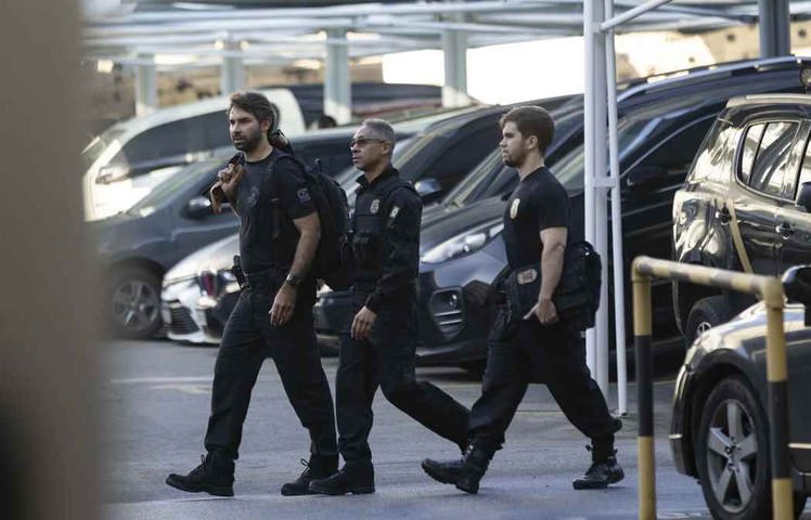 Na foto, movimentação no pátio da PF — Foto: Márcia Foletto