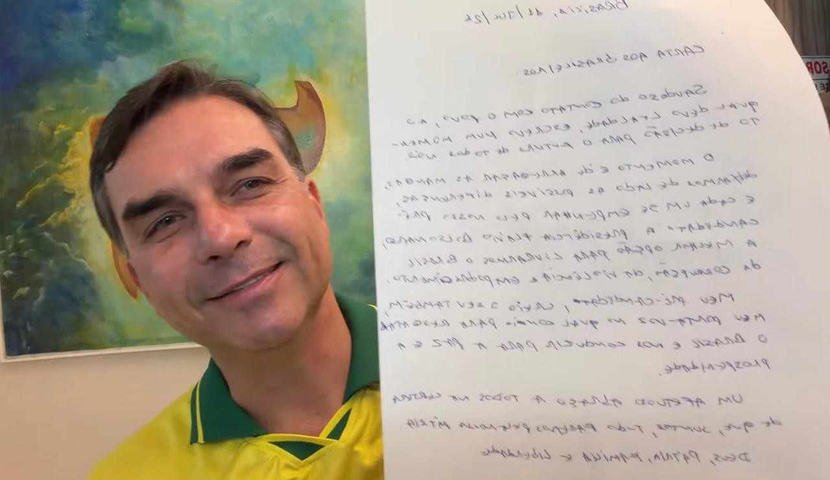 Bolsonaro contradiz Flávio e diz a Moraes que filho leu carta em live sem sua autorização