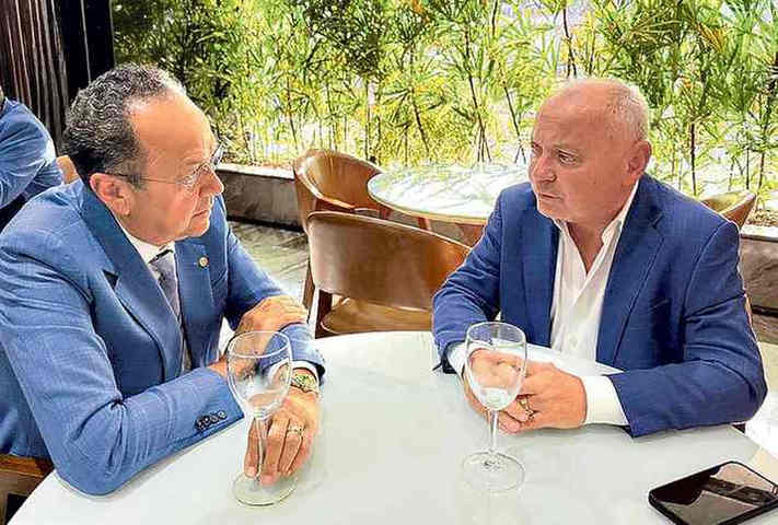 Na mira. Abraão Lincoln (à direita), chefe da CBPA, foi alvo da CPI do INSS: ele foi levado por Silas para reuniões com a cúpula do INSS antes de assinar acordo para fazer descontos — Foto: Reprodução/Facebook