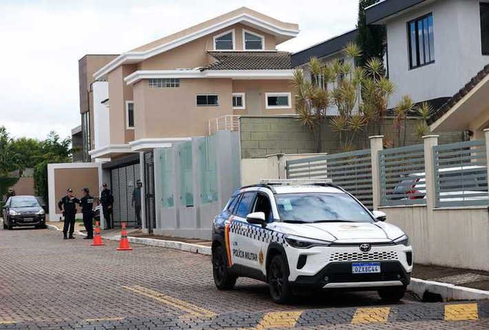 Condomínio de Bolsonaro orienta vizinhos a controlar visitas e evitar manifestações durante a prisão domiciliar do ex-presidente