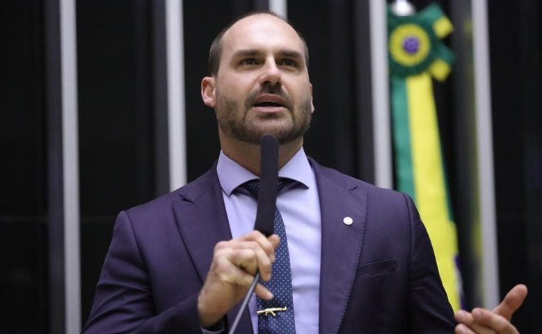 Eduardo Bolsonaro diz que Tarcísio 'não tem a opção de ir contra' a candidatura de Flávio