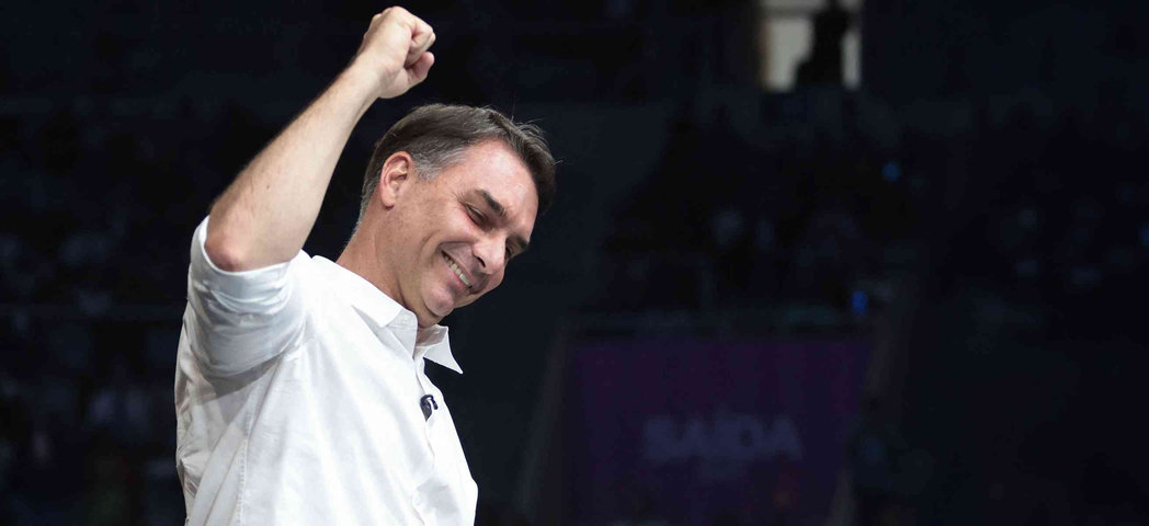 Flávio Bolsonaro entrou na Argentina na terça com passaporte italiano; veja o documento