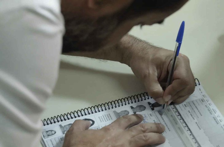 Castro chegou ao local acompanhado da esposa, Analine Castro, e dos filhos João Pedro e Maria Eduarda para votar. — Foto: Gabriel de Paiva