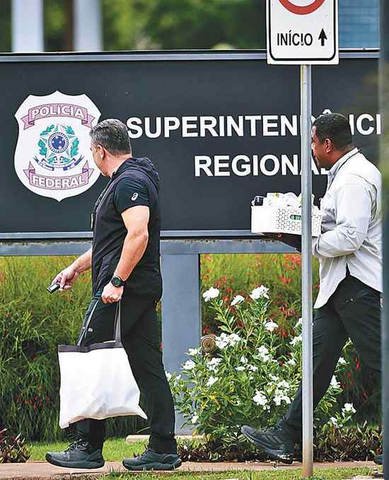 Risco de fuga após tornozeleira complica Bolsonaro, mas saúde será decisiva para pedido de cumprimento de pena em casa, avaliam juristas