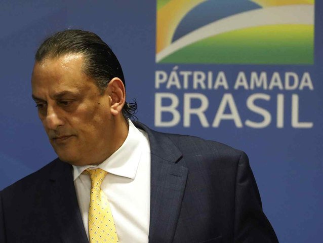 Moraes determina investigação a partir de conteúdo encontrado no celular de Wassef