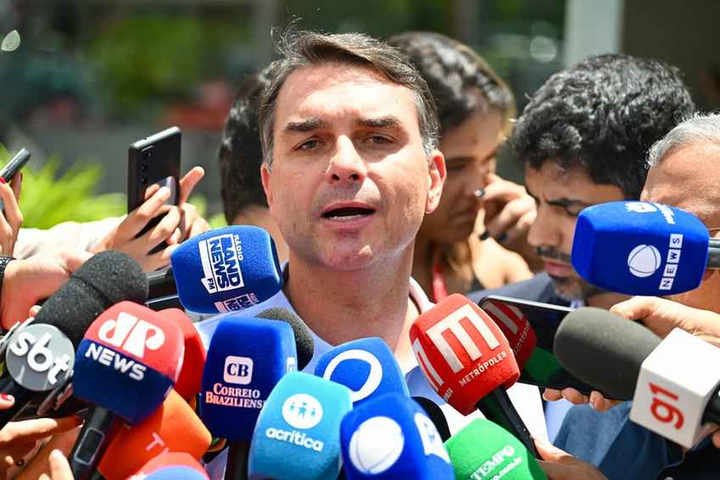 Senador Flávio Bolsonaro (PL-RJ) fala com a imprensa após visitar o pai — Foto: Evaristo Sa / AFP