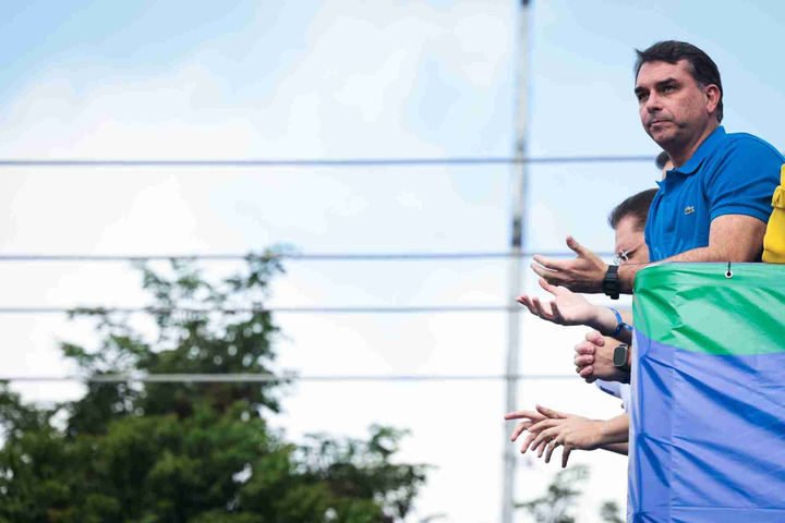 Flávio Bolsonaro mira em eleitores fora da ‘bolha bolsonarista’ para reverter queda nas pesquisas, mas enfrenta obstáculos