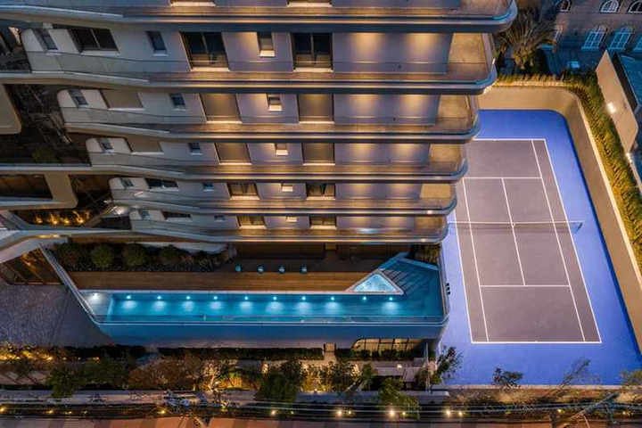 Vista da quadra de tênis e de uma das piscinas do Cyrela Heritage, em São Paulo — Foto: Divulgação: Cyrela