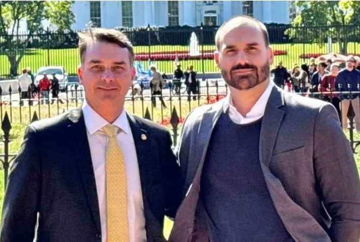 A pedido de Bolsonaro, Flávio diz a Eduardo para reduzir atritos com integrantes da direita, dizem aliados