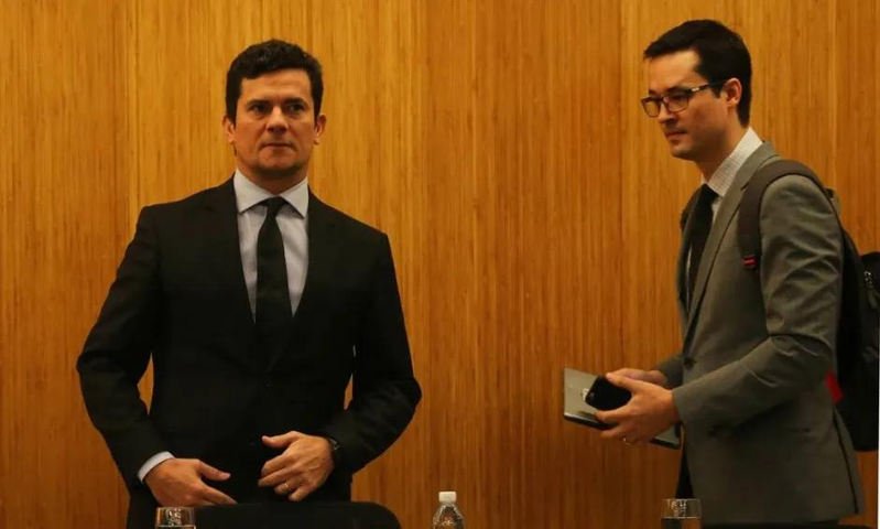 O conteúdo e a interceptação das mensagens trocadas serão investigados. O Conselho Nacional do Ministério Público (CNMP) instaurou reclamação disciplinar contra Dallagnol, e a Polícia Federal vai apurar, no mesmo inquérito que tenta identificar os invasores do celular de Moro, como foram obtidas as mensagens publicadas no domingo pelo site The Intercept.- 10/08/2016Agência O Globo