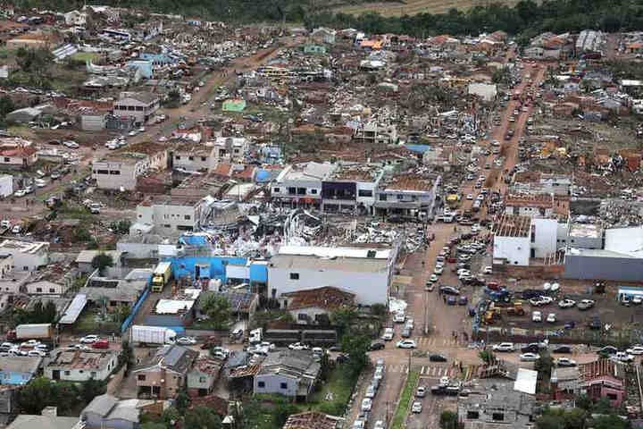 Rio Bonito do Iguaçu, no estado do Paraná, foi atingido por um tornado; fenômeno deixou rastro de destruição, com mortos e feridos — Foto: Jonathan Campos/AEN