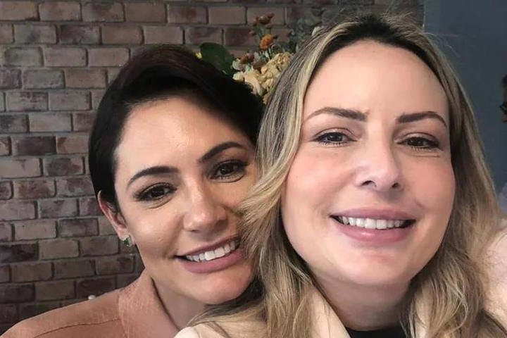Michelle Bolsonaro com a mulher do Guilherme de Pádua, assassino da Daniella Perez — Foto: Reprodução/Em Off