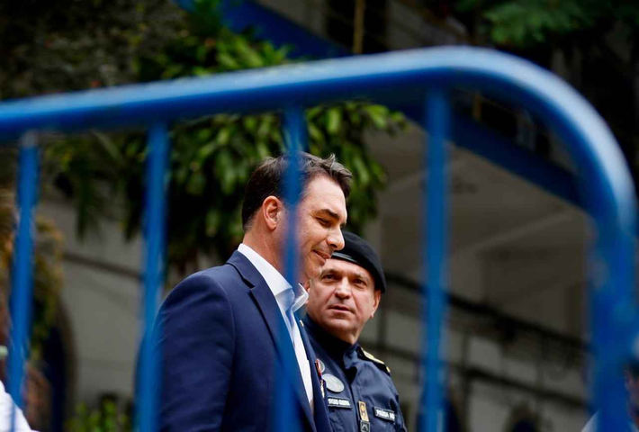 Ao lado de Ruas, Flávio Bolsonaro diz ter pedido dinheiro a Vorcaro quando banqueiro era 'cortejado' por autoridades