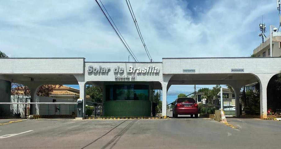 Após fogos de artifício e mensagens apagadas, moradores do condomínio de Bolsonaro esperam dias mais tranquilos depois de prisão