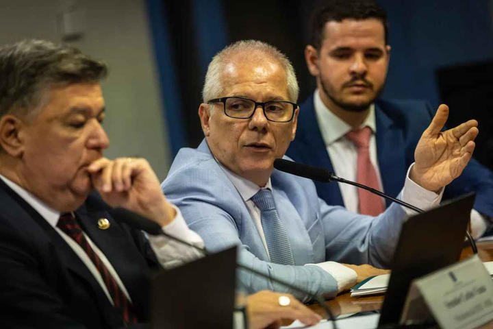 Preso pela PF, ex-presidente do INSS disse à CPI que não podia suspender acordos com entidades para garantir direito de defesa