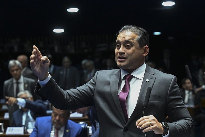 PF mira senador Weverton Rocha em operação da PF que apura lavagem de dinheiro em esquema de fraudes no INSS